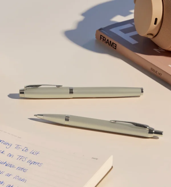 Originalna Parker Monochrome šampanjac olovka dostupna kod ovlaštenog distributera. Originalna Parker Monochrome šampanjac olovka dostupna kod ovlaštenog distributera.