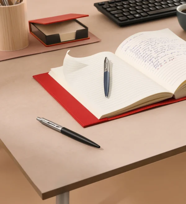Kolekcija Parker Jotter XL olovaka u originalnim kutijama kao idealna ideja za dar muškarcima.