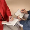 Profinjena ljubičasta olovka kao znak pažnje za učitelje i profesore u poklon kutiji. Profinjena ljubičasta olovka kao znak pažnje za učitelje i profesore u poklon kutiji.