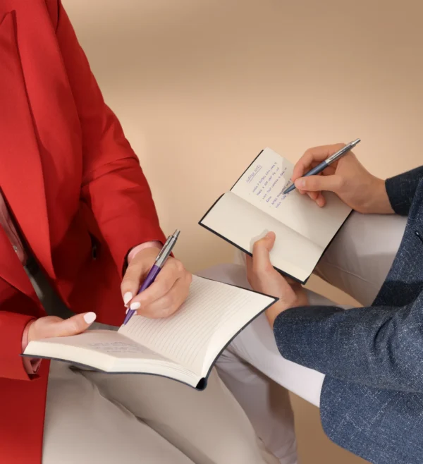 Profinjena ljubičasta olovka kao znak pažnje za učitelje i profesore u poklon kutiji. Profinjena ljubičasta olovka kao znak pažnje za učitelje i profesore u poklon kutiji.