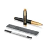 Elegantna Parker poklon kutija s aluminijskim rolerom za najsvečanije poslovne prigode. Elegantna Parker poklon kutija s aluminijskim rolerom za najsvečanije poslovne prigode.