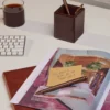 Moderno dizajnirana bordo roler olovka za sastanke i kreativno bilježenje misli. Moderno dizajnirana bordo roler olovka za sastanke i kreativno bilježenje misli.