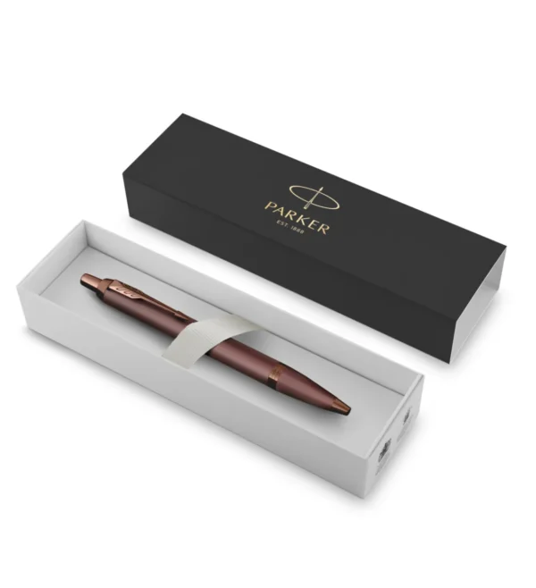 Elegantna Parker IM Monochrome bordo kemijska olovka smještena u originalnu poklon kutiju. Elegantna Parker IM Monochrome bordo kemijska olovka smještena u originalnu poklon kutiju.