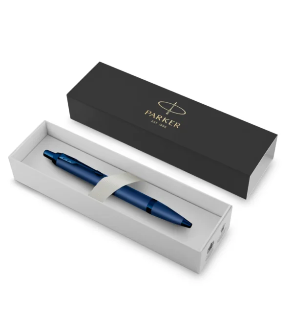 Elegantna Parker IM Monochrome plava olovka smještena u originalnu poklon kutiju. Elegantna Parker IM Monochrome plava olovka smještena u originalnu poklon kutiju.