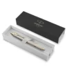 Elegantna Parker IM Monochrome Šampanjac kemijska olovka u originalnoj poklon kutiji. Elegantna Parker IM Monochrome Šampanjac kemijska olovka u originalnoj poklon kutiji.