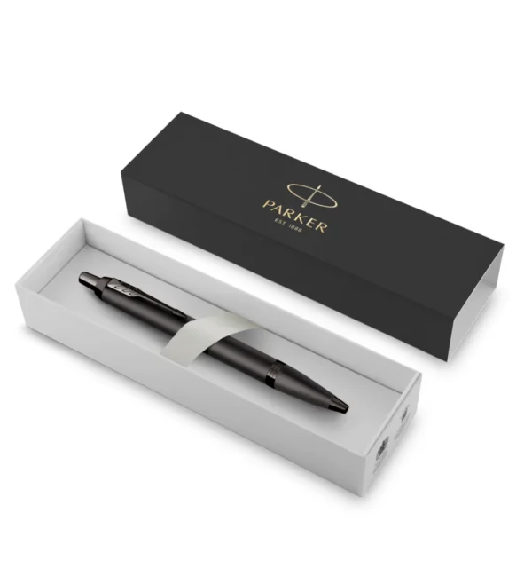 Elegantna Parker IM Monochrome Titanij kemijska olovka smještena u originalnu poklon kutiju.