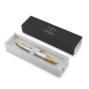 Elegantna Parker IM Premium biserna kemijska olovka u originalnoj poklon kutiji. Elegantna Parker IM Premium biserna kemijska olovka u originalnoj poklon kutiji.