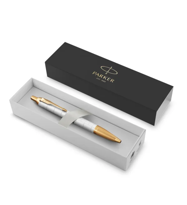 Elegantna Parker IM Premium biserna kemijska olovka u originalnoj poklon kutiji. Elegantna Parker IM Premium biserna kemijska olovka u originalnoj poklon kutiji.