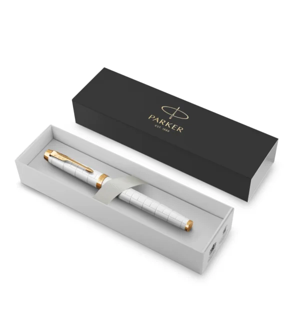 Elegantno Parker IM Premium biserno nalivpero smješteno u originalnu poklon kutiju.