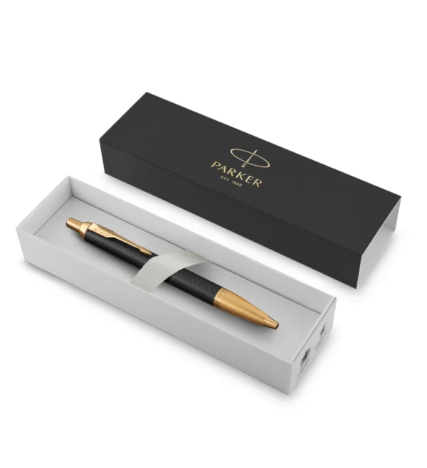 Elegantna Parker IM Premium crna kemijska olovka smještena u originalnu poklon kutiju.