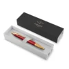 Elegantna crvena Parker IM Premium kemijska olovka u originalnoj poklon kutiji. Elegantna crvena Parker IM Premium kemijska olovka u originalnoj poklon kutiji.