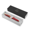 Elegantna Parker IM Premium crvena roler olovka smještena u originalnu poklon kutiju. Elegantna Parker IM Premium crvena roler olovka smještena u originalnu poklon kutiju.