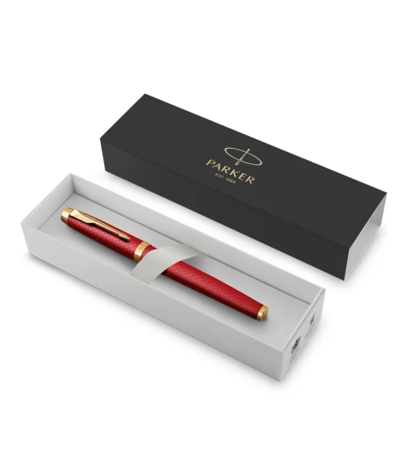 Elegantna Parker IM Premium crvena roler olovka smještena u originalnu poklon kutiju. Elegantna Parker IM Premium crvena roler olovka smještena u originalnu poklon kutiju.