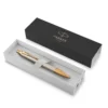 Elegantna Parker IM Premium siva kemijska olovka smještena u originalnu poklon kutiju. Elegantna Parker IM Premium siva kemijska olovka smještena u originalnu poklon kutiju.
