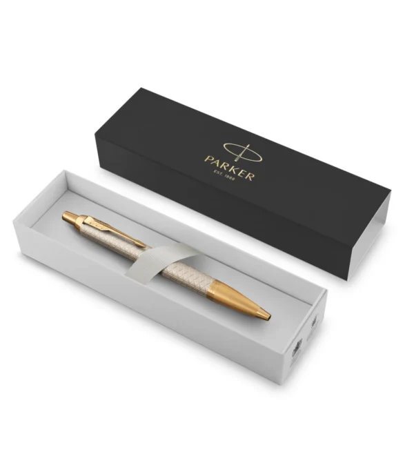 Elegantna Parker IM Premium siva kemijska olovka smještena u originalnu poklon kutiju. Elegantna Parker IM Premium siva kemijska olovka smještena u originalnu poklon kutiju.