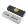 Specijalno izdanje Parker Jotter 70. obljetnica u luksuznoj crno-zlatnoj poklon kutiji. Specijalno izdanje Parker Jotter 70. obljetnica u luksuznoj crno-zlatnoj poklon kutiji.
