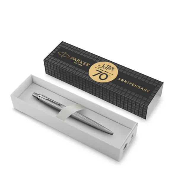 Specijalno izdanje Parker Jotter 70. obljetnica u luksuznoj crno-zlatnoj poklon kutiji. Specijalno izdanje Parker Jotter 70. obljetnica u luksuznoj crno-zlatnoj poklon kutiji.