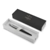 Kultna crna Parker Jotter Bond Street olovka u originalnoj poklon kutiji. Kultna crna Parker Jotter Bond Street olovka u originalnoj poklon kutiji.