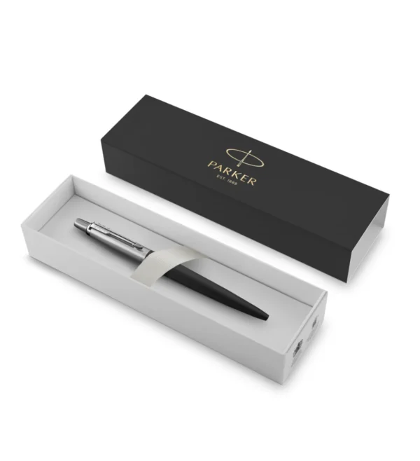 Kultna crna Parker Jotter Bond Street olovka u originalnoj poklon kutiji. Kultna crna Parker Jotter Bond Street olovka u originalnoj poklon kutiji.