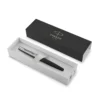 Kultno crno Parker Jotter Bond Street nalivpero u originalnoj poklon kutiji. Kultno crno Parker Jotter Bond Street nalivpero u originalnoj poklon kutiji.