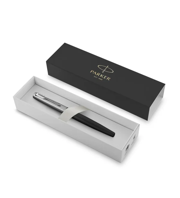 Kultno crno Parker Jotter Bond Street nalivpero u originalnoj poklon kutiji. Kultno crno Parker Jotter Bond Street nalivpero u originalnoj poklon kutiji.