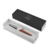 Vibrantna narančasta Parker Jotter kemijska olovka u originalnoj poklon kutiji. Vibrantna narančasta Parker Jotter kemijska olovka u originalnoj poklon kutiji.