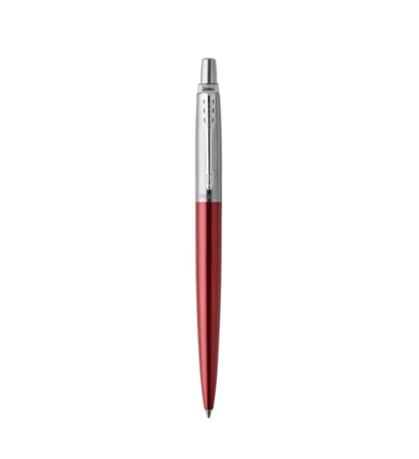 Puni prikaz Parker Jotter Kensington crvene kemijske olovke s kromiranim detaljima. Puni prikaz Parker Jotter Kensington crvene kemijske olovke s kromiranim detaljima.