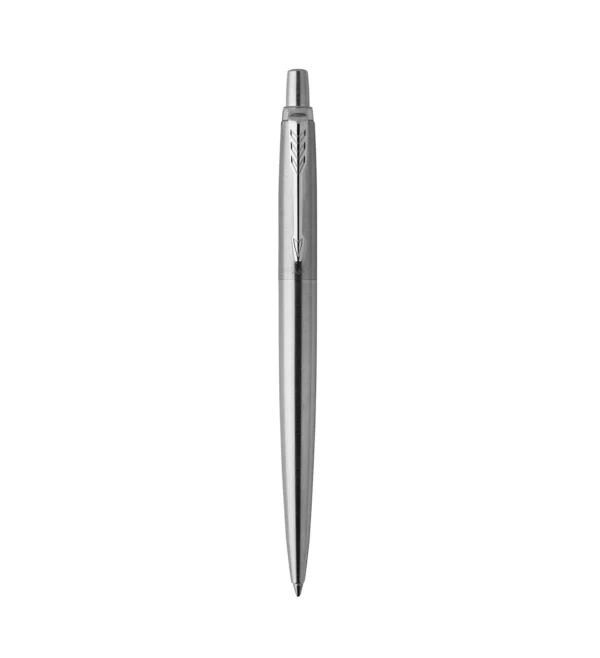 Puni prikaz Parker Jotter kemijske olovke od nehrđajućeg čelika s kromiranim detaljima. Puni prikaz Parker Jotter kemijske olovke od nehrđajućeg čelika s kromiranim detaljima.