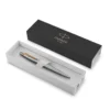 Kultna Parker Jotter olovka od nehrđajućeg čelika i zlata u originalnoj poklon kutiji. Kultna Parker Jotter olovka od nehrđajućeg čelika i zlata u originalnoj poklon kutiji.