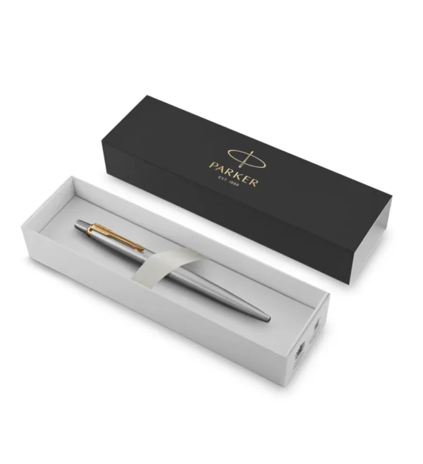 Kultna Parker Jotter olovka od nehrđajućeg čelika i zlata u originalnoj poklon kutiji. Kultna Parker Jotter olovka od nehrđajućeg čelika i zlata u originalnoj poklon kutiji.