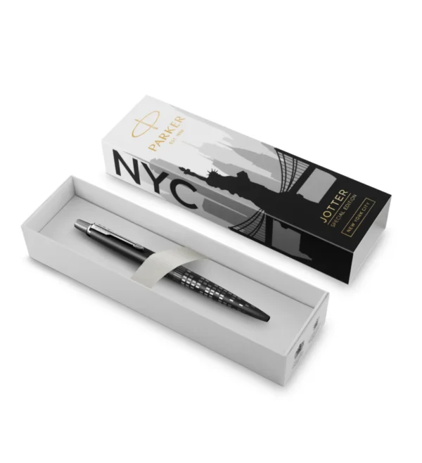 Specijalno izdanje Parker Jotter New York olovke u tematskoj poklon kutiji. Specijalno izdanje Parker Jotter New York olovke u tematskoj poklon kutiji.