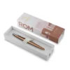 Specijalno izdanje Parker Jotter Rome olovke u originalnoj poklon kutiji s motivima arhitekture. Specijalno izdanje Parker Jotter Rome olovke u originalnoj poklon kutiji s motivima arhitekture.