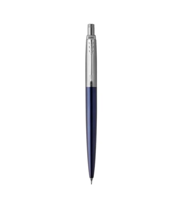 Puni prikaz Parker Jotter Royal plave kemijske olovke s kromiranim detaljima.
