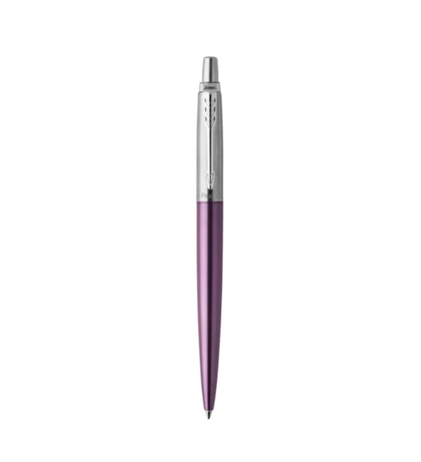 Puni prikaz Parker Jotter Victoria ljubičaste kemijske olovke s kromiranim detaljima. Puni prikaz Parker Jotter Victoria ljubičaste kemijske olovke s kromiranim detaljima.