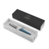 Vibrantna plava Parker Jotter kemijska olovka u originalnoj poklon kutiji. Vibrantna plava Parker Jotter kemijska olovka u originalnoj poklon kutiji.