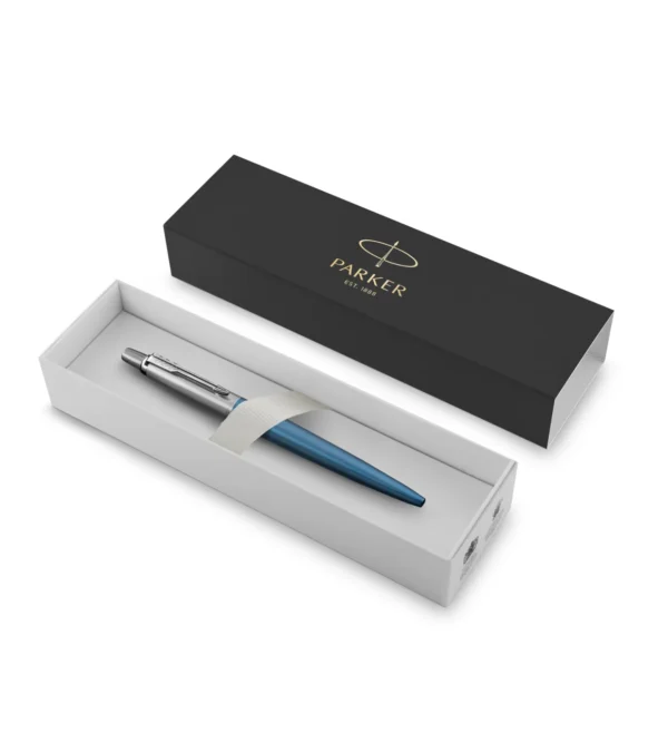 Vibrantna plava Parker Jotter kemijska olovka u originalnoj poklon kutiji. Vibrantna plava Parker Jotter kemijska olovka u originalnoj poklon kutiji.