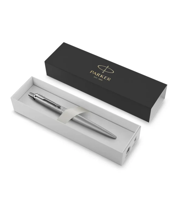 Monokromatska čelična Parker Jotter XL kemijska olovka u originalnoj poklon kutiji.