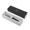 Parker Jotter XL mat crna kemijska olovka u originalnoj poklon kutiji uključenoj u cijenu.