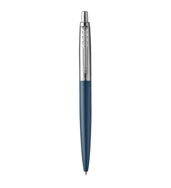 Puni prikaz Parker Jotter XL Mat plava CT kemijska olovka većeg formata. Puni prikaz Parker Jotter XL Mat plava CT kemijska olovka većeg formata.