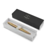 Luksuzna zlatna Parker Jotter XL kemijska olovka u originalnoj poklon kutiji. Luksuzna zlatna Parker Jotter XL kemijska olovka u originalnoj poklon kutiji.
