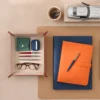 Prikaz glatkog pisanja s Parker Jotter Stainless Steel GT olovkom na radnom stolu. Prikaz glatkog pisanja s Parker Jotter Stainless Steel GT olovkom na radnom stolu.