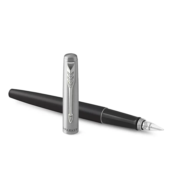 Elegantna Parker poklon kutija s crnim nalivperom za najsvečanije osobne prigode. Elegantna Parker poklon kutija s crnim nalivperom za najsvečanije osobne prigode.