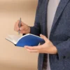 Elegantna olovka u mat sivoj boji od čelika u luksuznom pakiranju za poslovni dar.