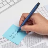 Parker IM kemijska olovka u plavoj boji kao moderan statusni simbol na radnom stolu. Parker IM kemijska olovka u plavoj boji kao moderan statusni simbol na radnom stolu.